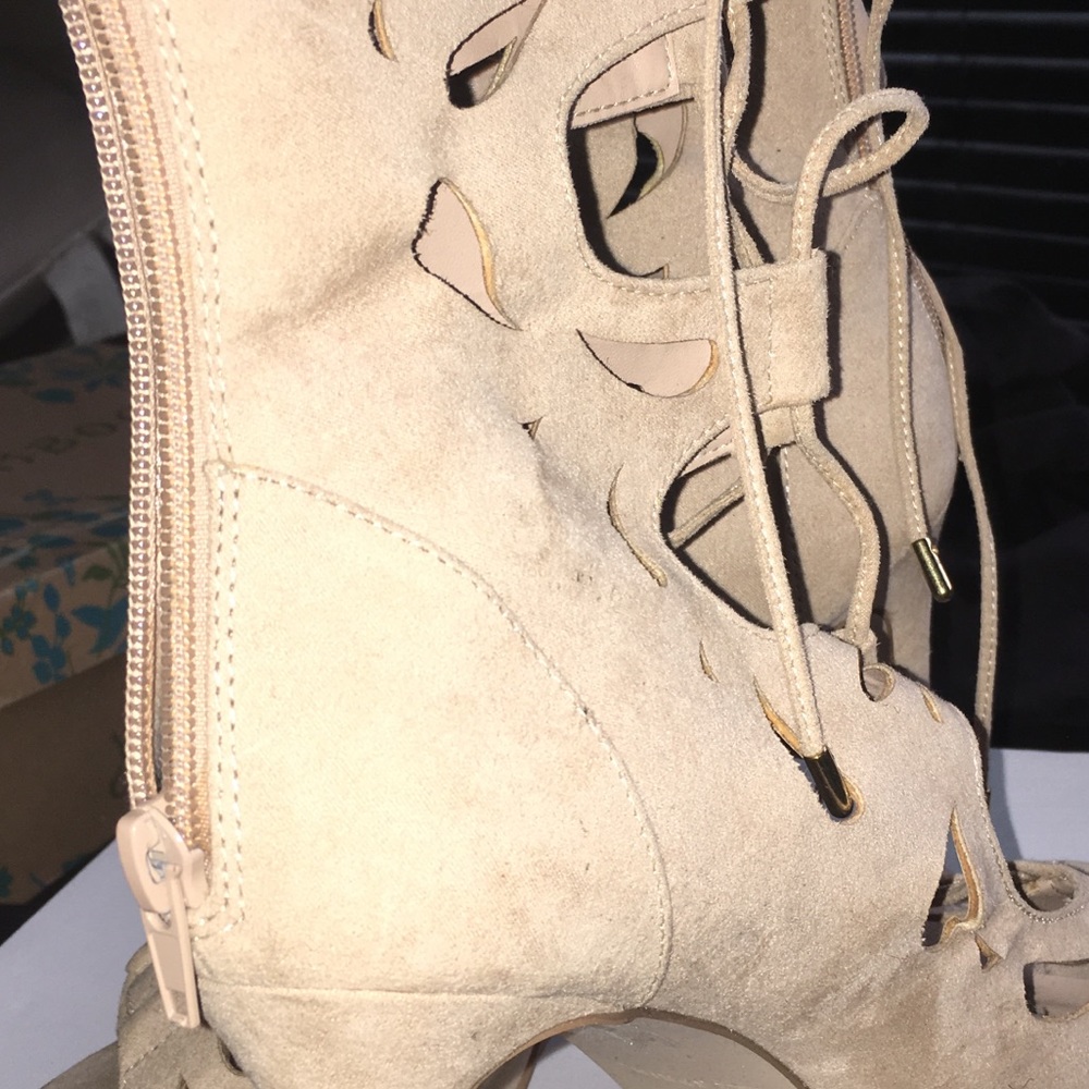 Heels - Picture 3 of 4